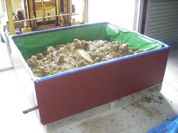 (10)田んぼの土と水を入れて完成です。