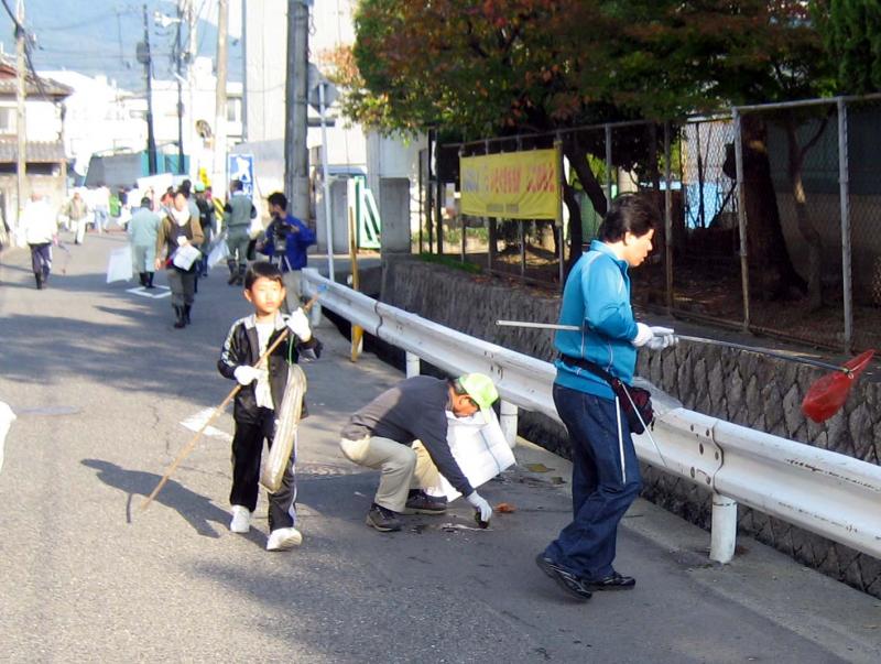 ゴミを集める子供１