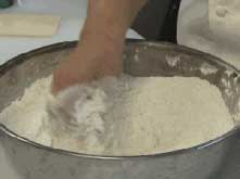 (1)ボールで材料を混ぜる。