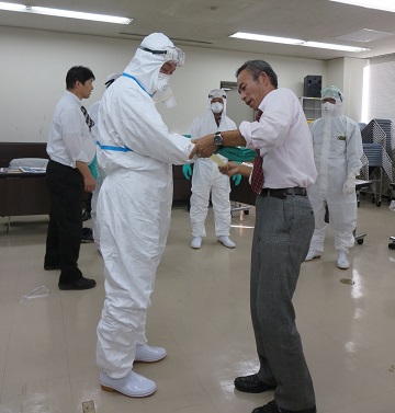 県職員による防護服着脱の指導