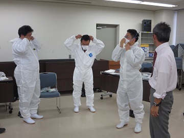 県職員による防護服着脱の指導