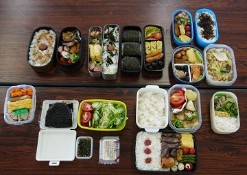 持ち寄った色とりどりの弁当