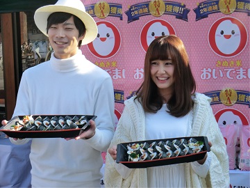 「さぬきまるごと恵方巻」の試食PR