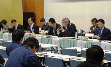 質問に答える牧元林政部長