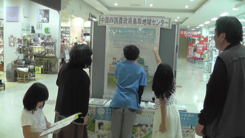 展示パネルを熱心にみる来場者