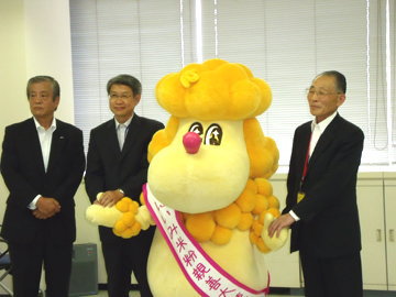 プ~デルを囲んで大田 弘之テレビせとうち代表取締役社長、國弘 実中国四国農政局長、深井 正 新見市米粉利用促進協議会長