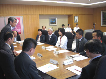 平成24年度六次産業化法に基づく第1回事業計画 認定証授与式-授与式後の意見交換の様子