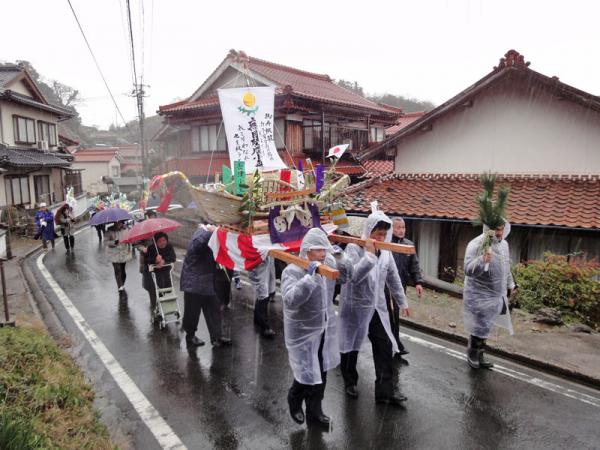 地区民が手作りした龍神様（わら船）を神輿にして練り歩く