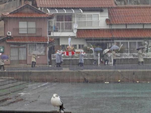 あいにくの大雨の中、集落を回る