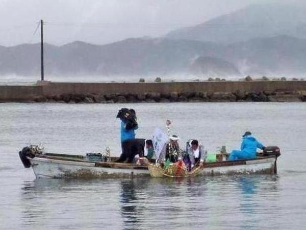 わら船を港内の海に浮かべる