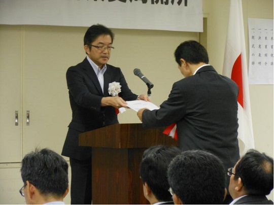 支局長へ辞令交付