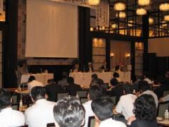 講演する東谷氏