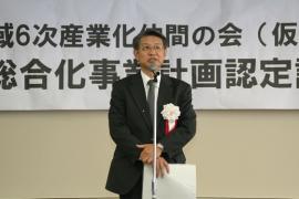 あいさつする國弘局長
