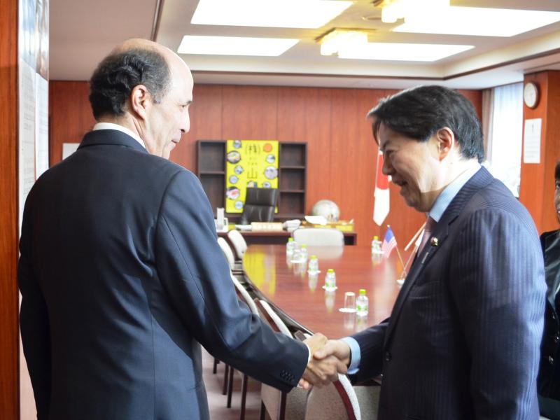 Minister Hayashi and US Ambassador John Roos