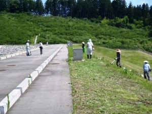 万灯会開催に向けて堤体の草刈り