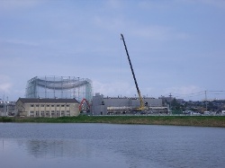 上流側から見た新川右岸排水機場（平成23年8月）