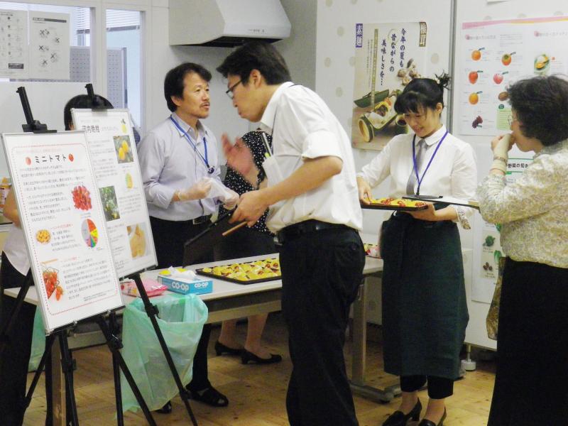 野菜果物の試食の様子
