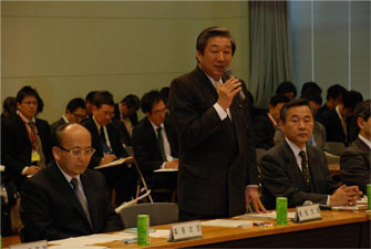 第22回食料・農業・農村政策審議会で挨拶する赤松大臣