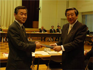 林審議会長より答申を受け取る赤松大臣