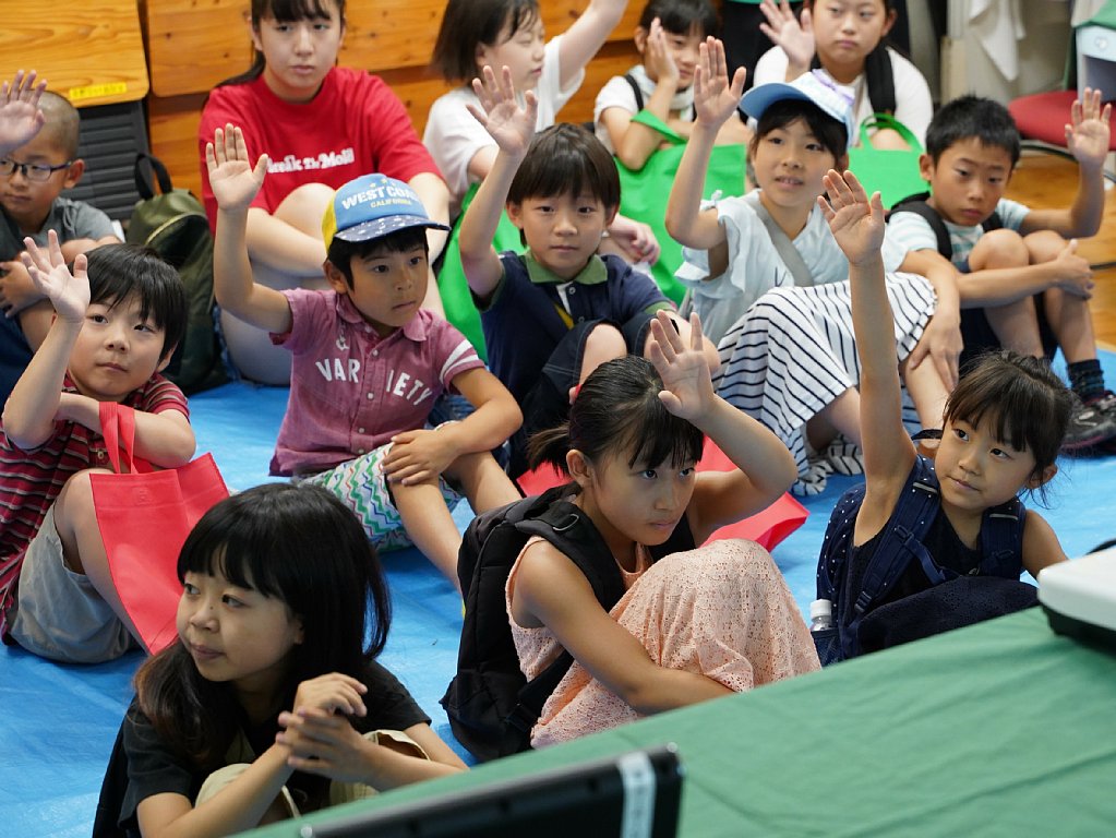 説明を受けるこどもたち