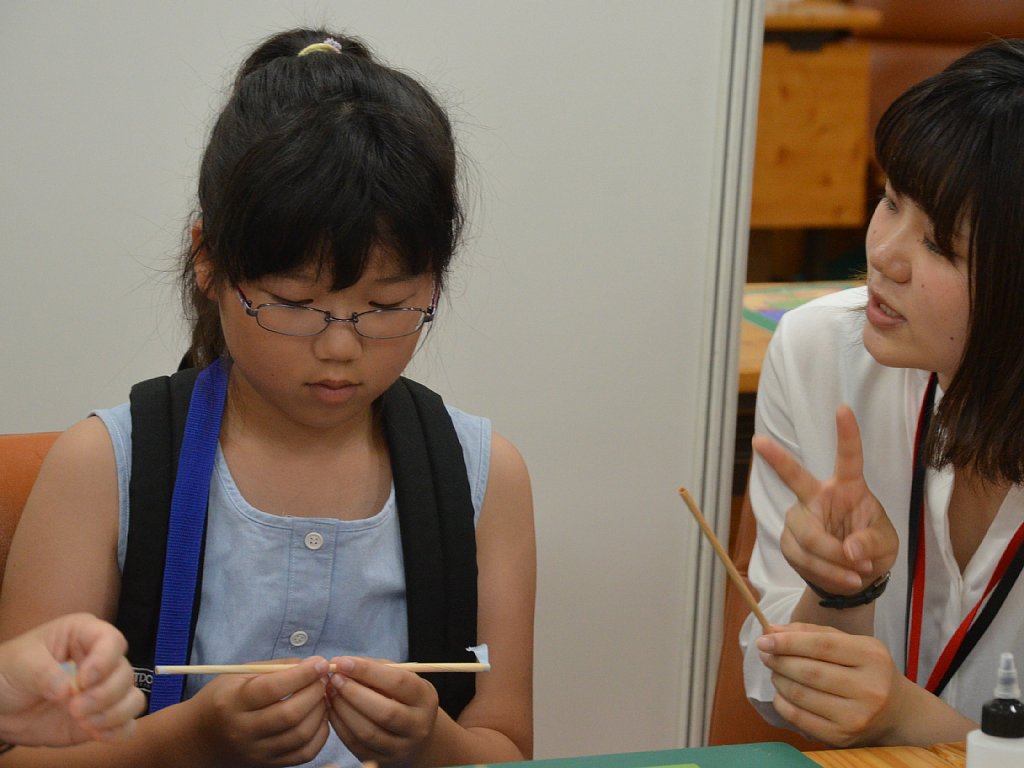 木のストローの作り方を教わってます