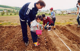 休日、家族で近所の市民農園へ