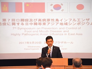 挨拶を行う上月農林水産大臣政務官