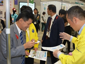 出展ブースで試食をする上月農林水産大臣政務官