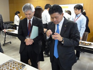 会場で試食をする上月農林水産大臣政務官
