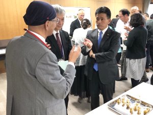 会場で参加者と意見交換を行う上月農林水産大臣政務官