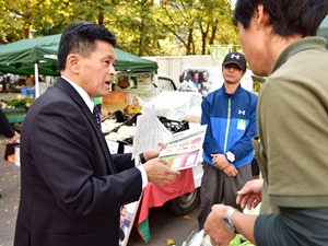 会場内を視察する上月農林水産大臣政務官