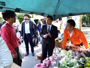 会場内を視察する上月農林水産大臣政務官