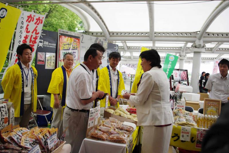 視察を行う田名部農林水産大臣政務官(その1)