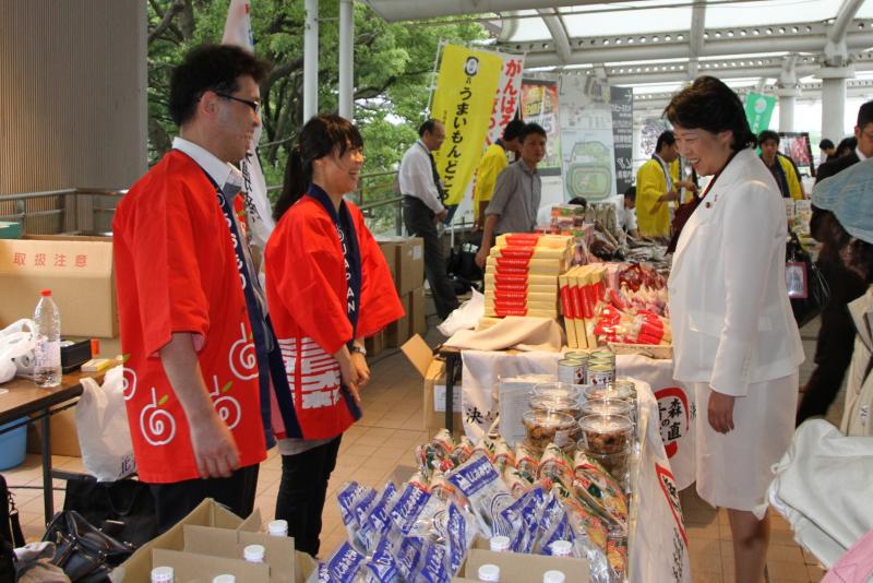 視察を行う田名部農林水産大臣政務官(その2)