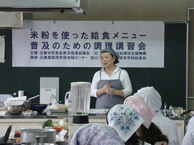 坂本講師の調理デモによる説明の様子