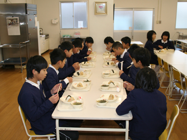 ランチルームに集まってみんなで朝ごはん