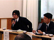 協議会で発言される委員