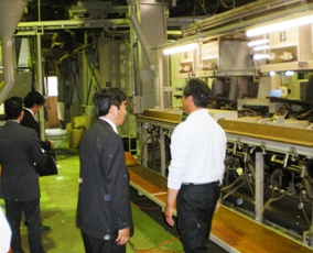 製茶工場内で説明を聞く