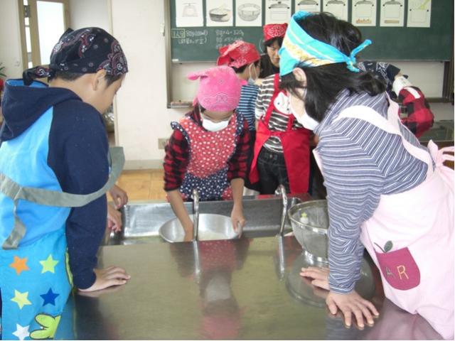 潮小学校炊飯実習1