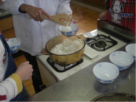 潮小学校炊飯実習3
