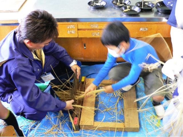 潮小学校脱穀、もみすり、精米1