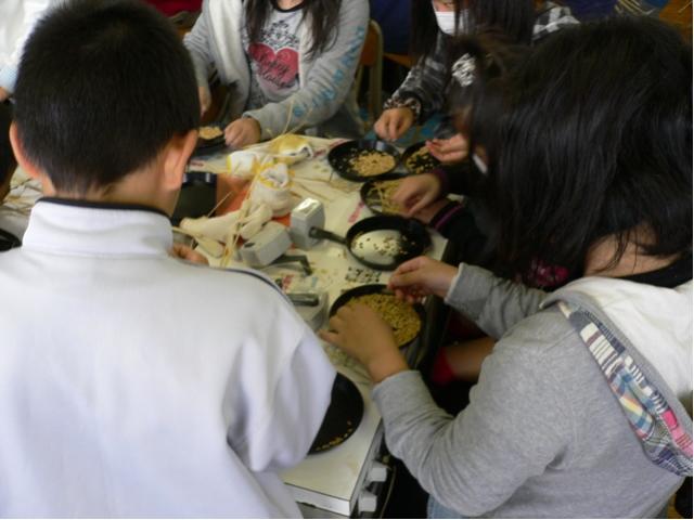 潮小学校脱穀、もみすり、精米2