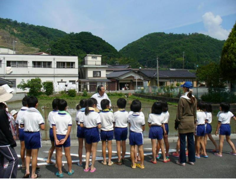 西栗栖小学校田植え1