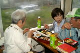 持ち寄った駅弁を見せ合いながらの昼食会の様子