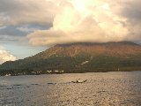 鹿児島市「漁へ向かう漁船と桜島」