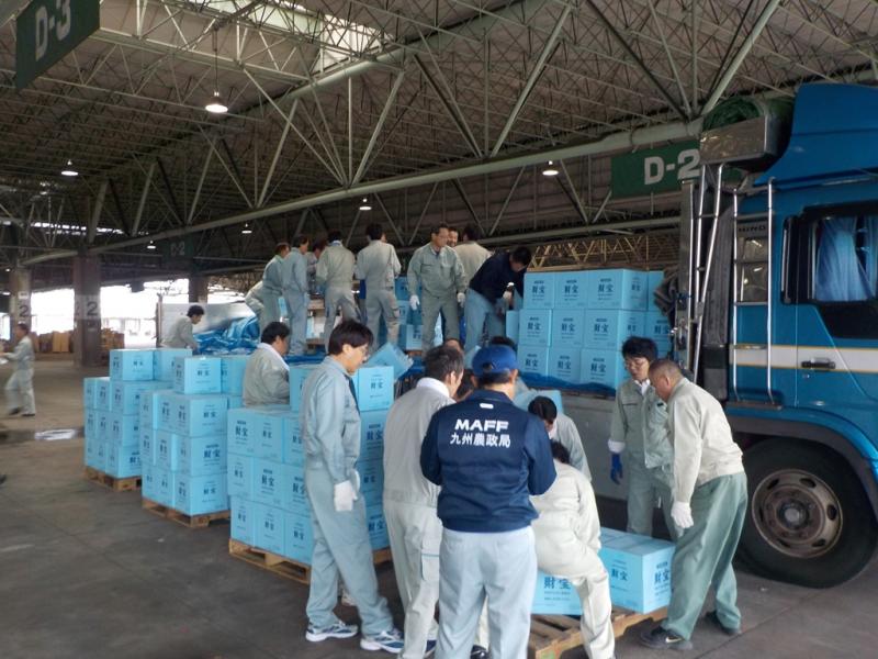 福岡市旧青果市場で支援物資の荷下ろし作業