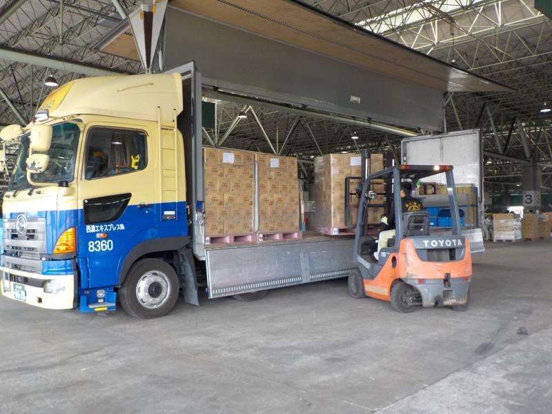 トラックで届いた支援物資