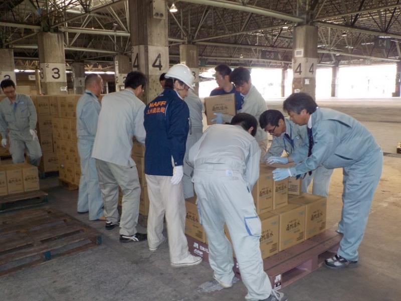 福岡市旧青果市場で援助物資の運搬作業を行いました。