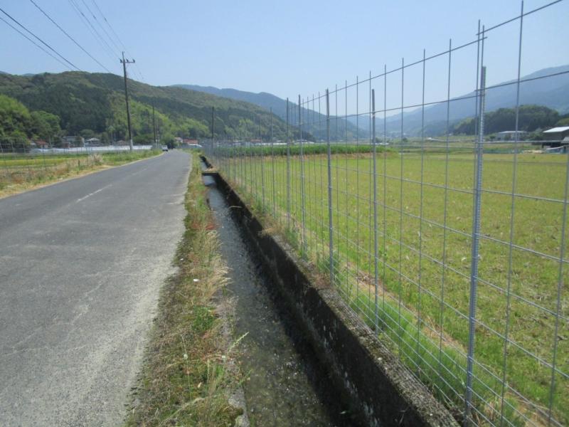 ワイヤーメッシュのある農村の風景