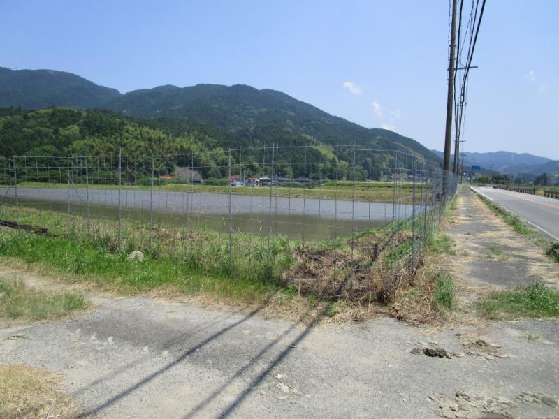 ワイヤーメッシュが耕地を囲んでいます。